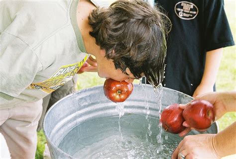 bobbing the apples